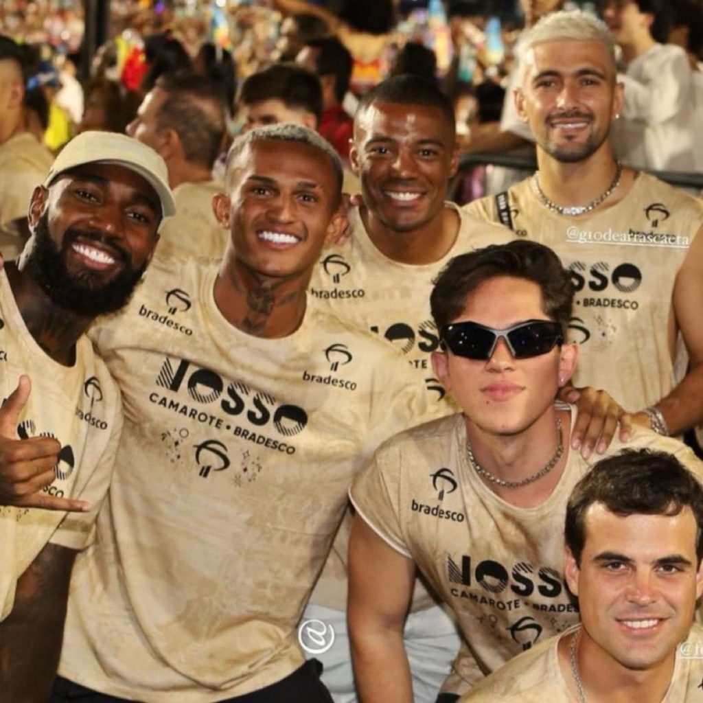 ALguns atletas rubro-negros estiveram na Marquês de Sapucaí para acompanhar os desfiles - Foto: Reprodução/Instagram